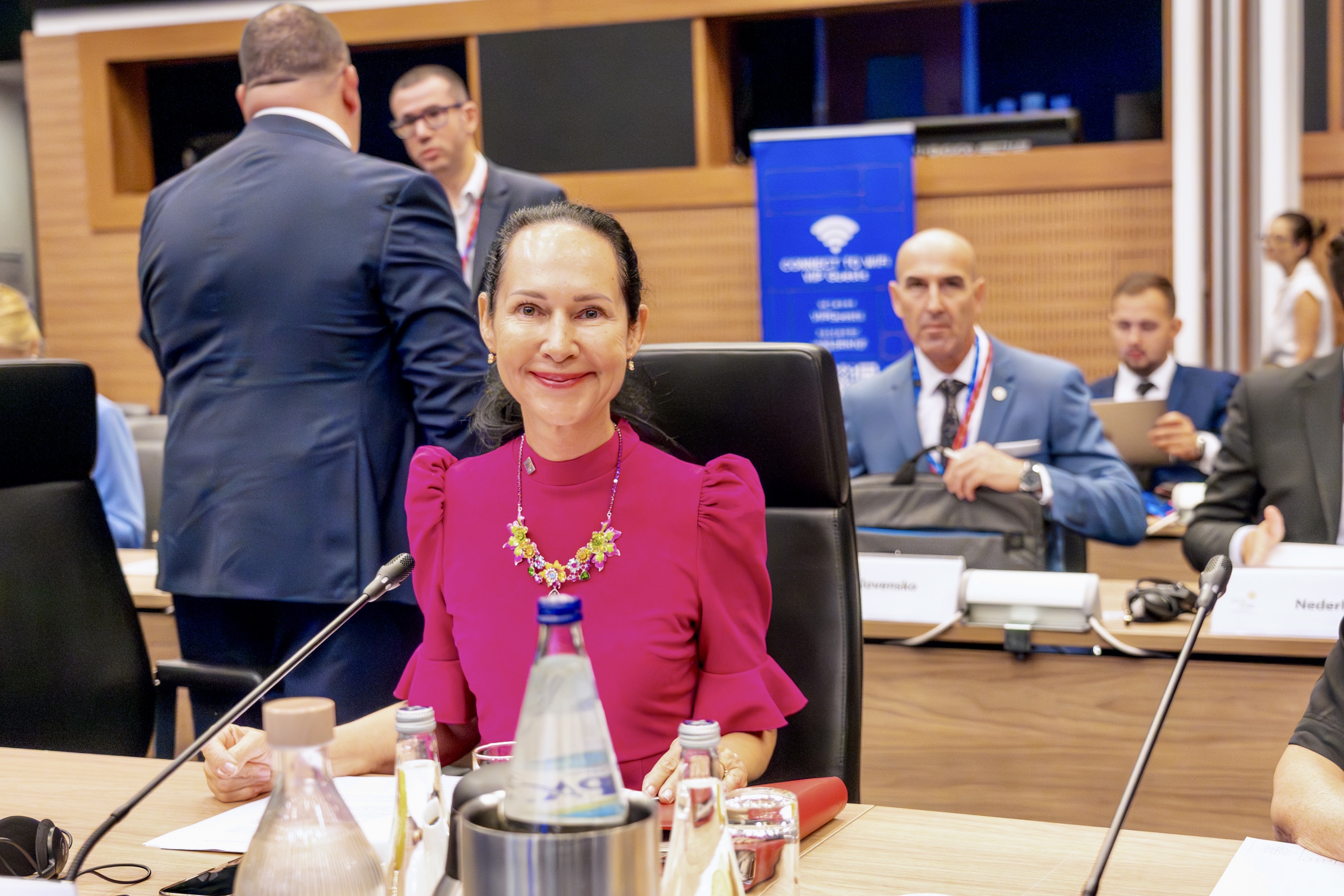 Lucia Kurilovská na konferencii na Cypre